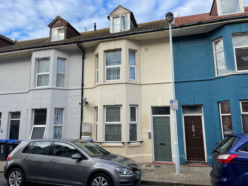 Lot: 96 - FREEHOLD RESIDENTIAL INVESTMENT - Front elevation from road